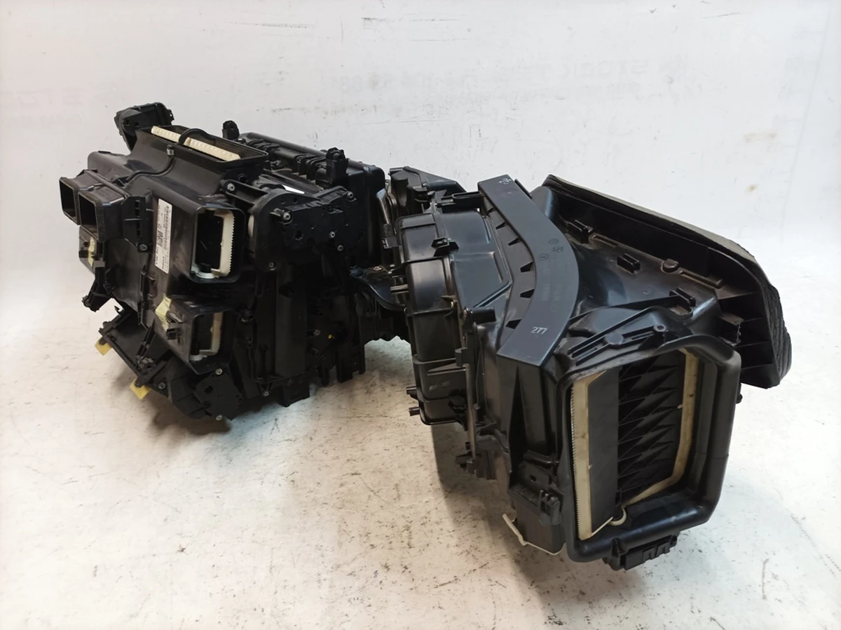 Система обогрева и кондиционирования салона в сборе без теплообменника с поврежденными электроприводами Audi Q7 4M1820005AG