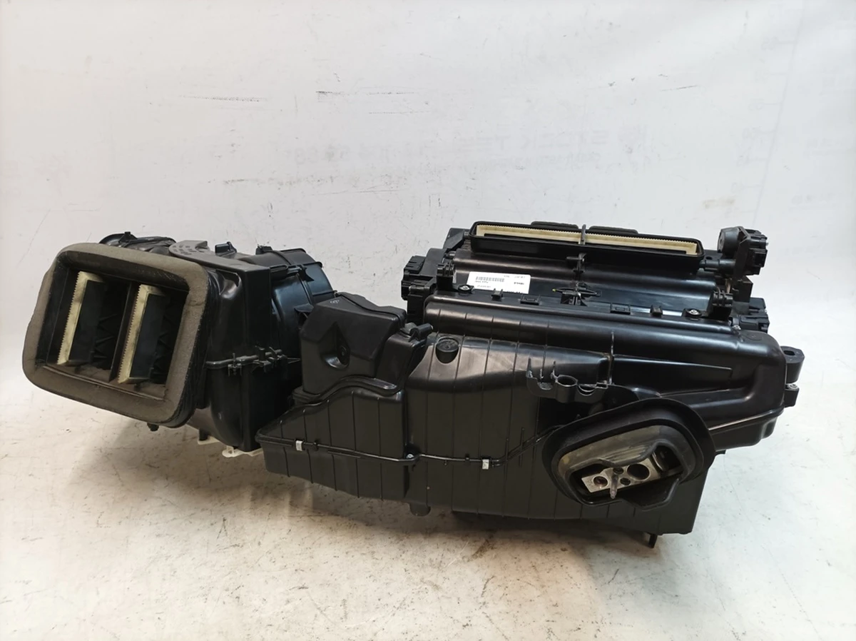 Система обогрева и кондиционирования салона в сборе без теплообменника с поврежденными электроприводами Audi Q7 4M1820005AG