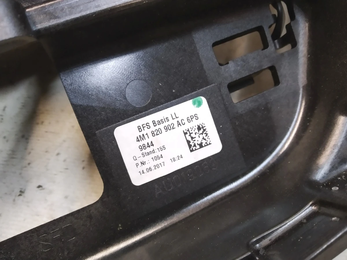 Дефлектор передней панели (торпедо) основной с повреждением Audi Q7 4M1820902AC