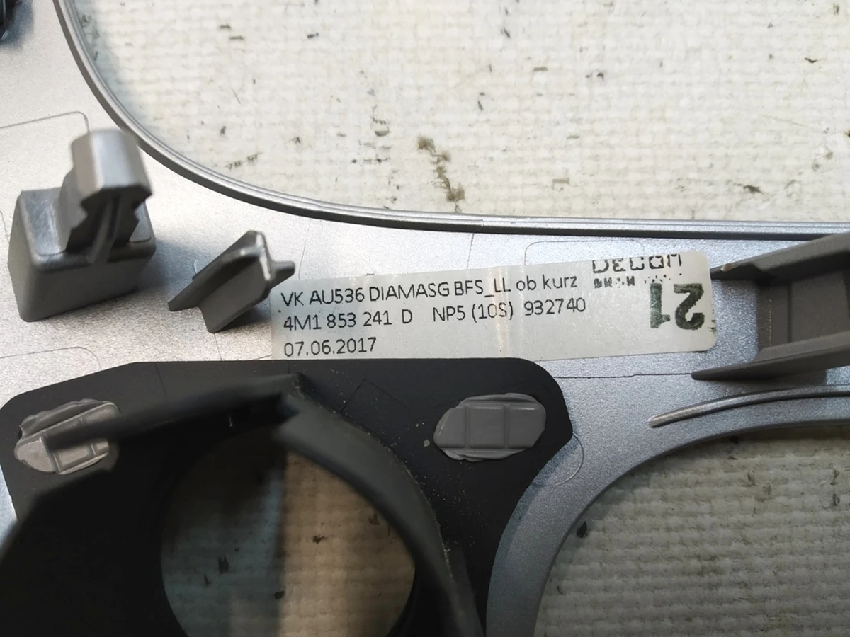 Декоративна накладка передньої панелі (торпедо) середня NP5 Audi Q7 4M1853241D