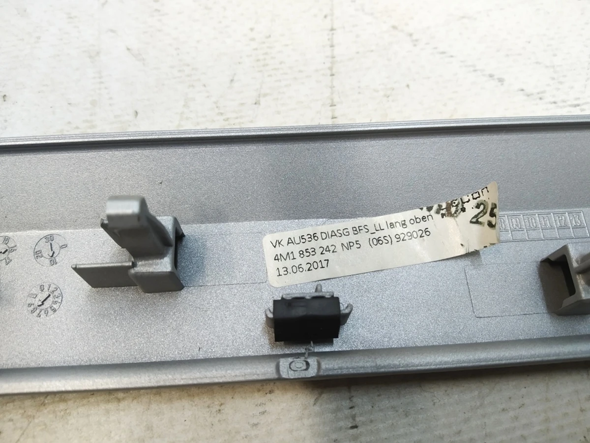 Накладка декоративная передней панели (торпедо) правая NP5 Audi Q7 4M1853242