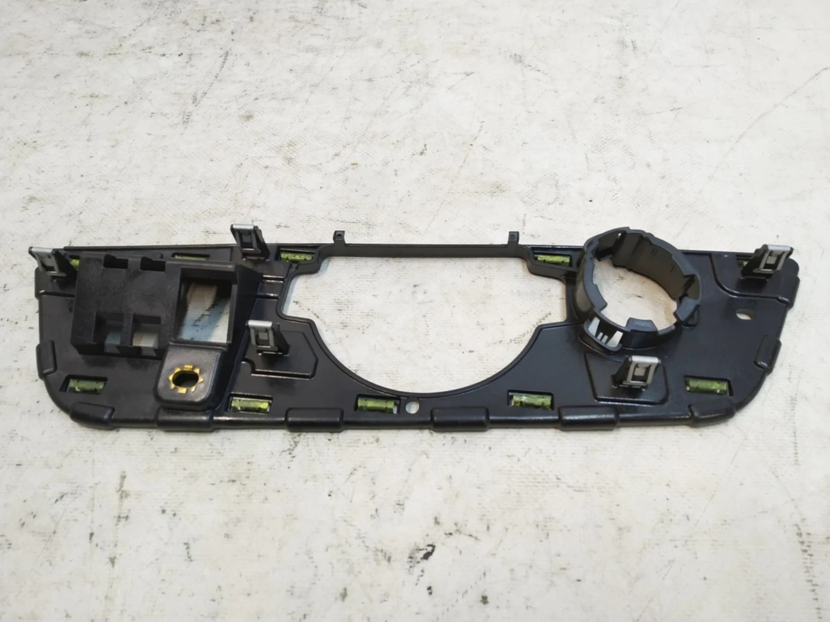 Крепление накладки динамика центрального передней панели (торпедо) Audi Q7 4M1857736