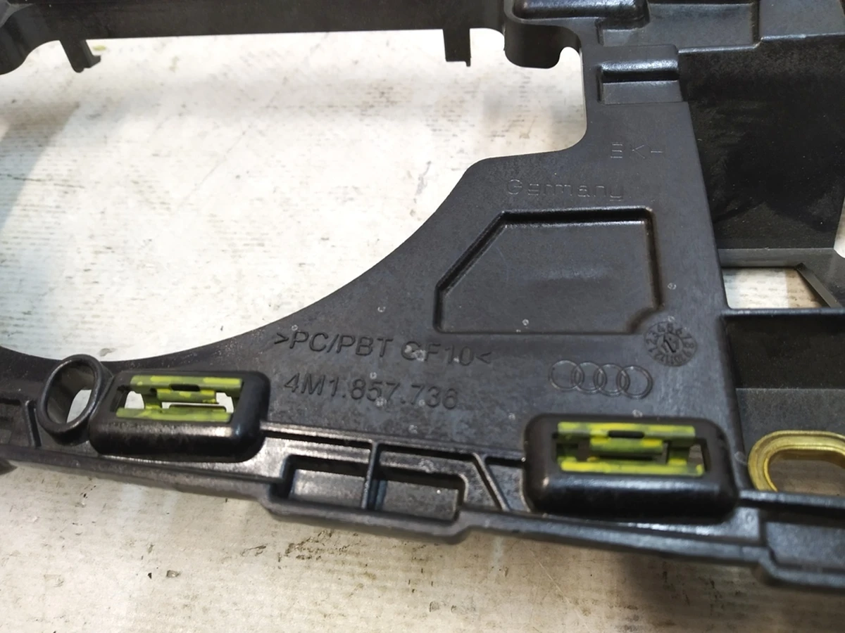 Крепление накладки динамика центрального передней панели (торпедо) Audi Q7 4M1857736