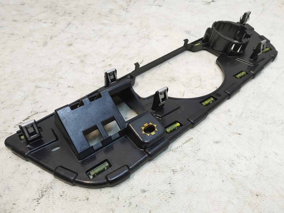 Крепление накладки динамика центрального передней панели (торпедо) Audi Q7 4M1857736