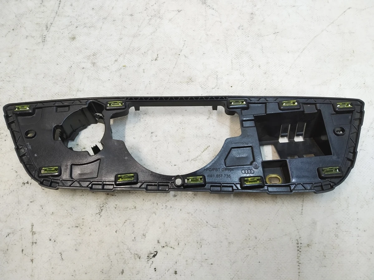 Крепление накладки динамика центрального передней панели (торпедо) Audi Q7 4M1857736