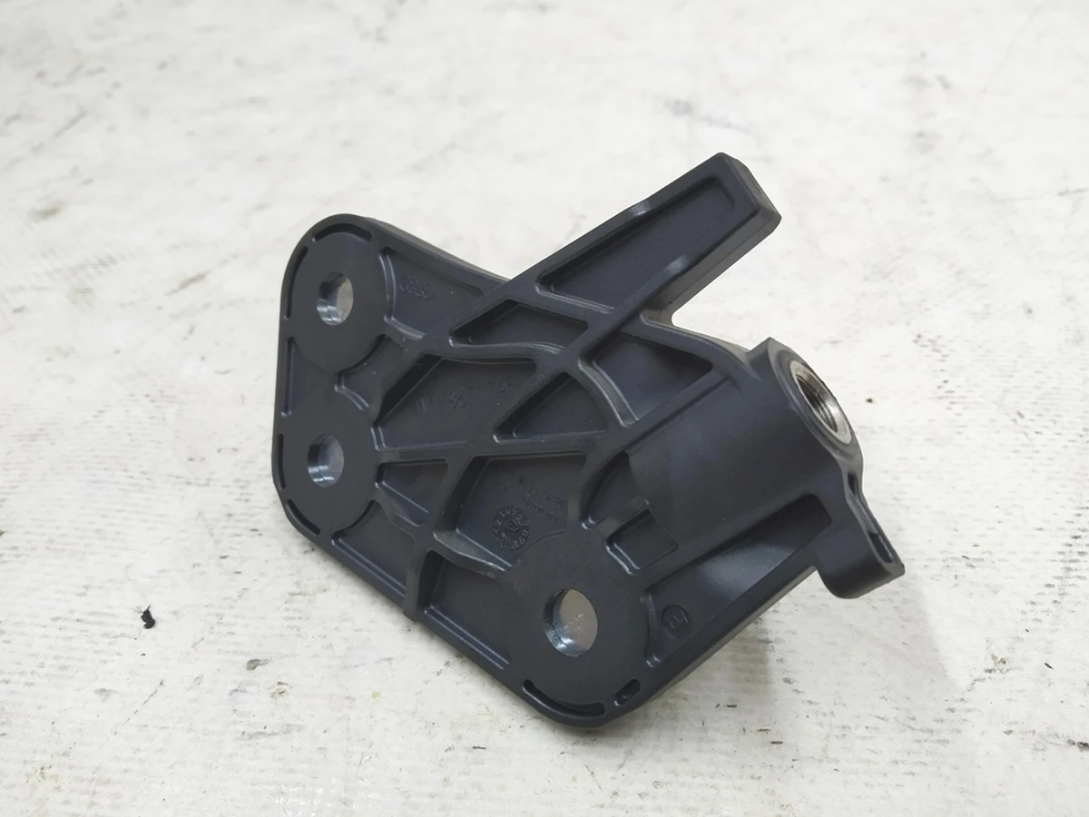 Кронштейн зовнішній лівий Audi E-tron 4M1857745