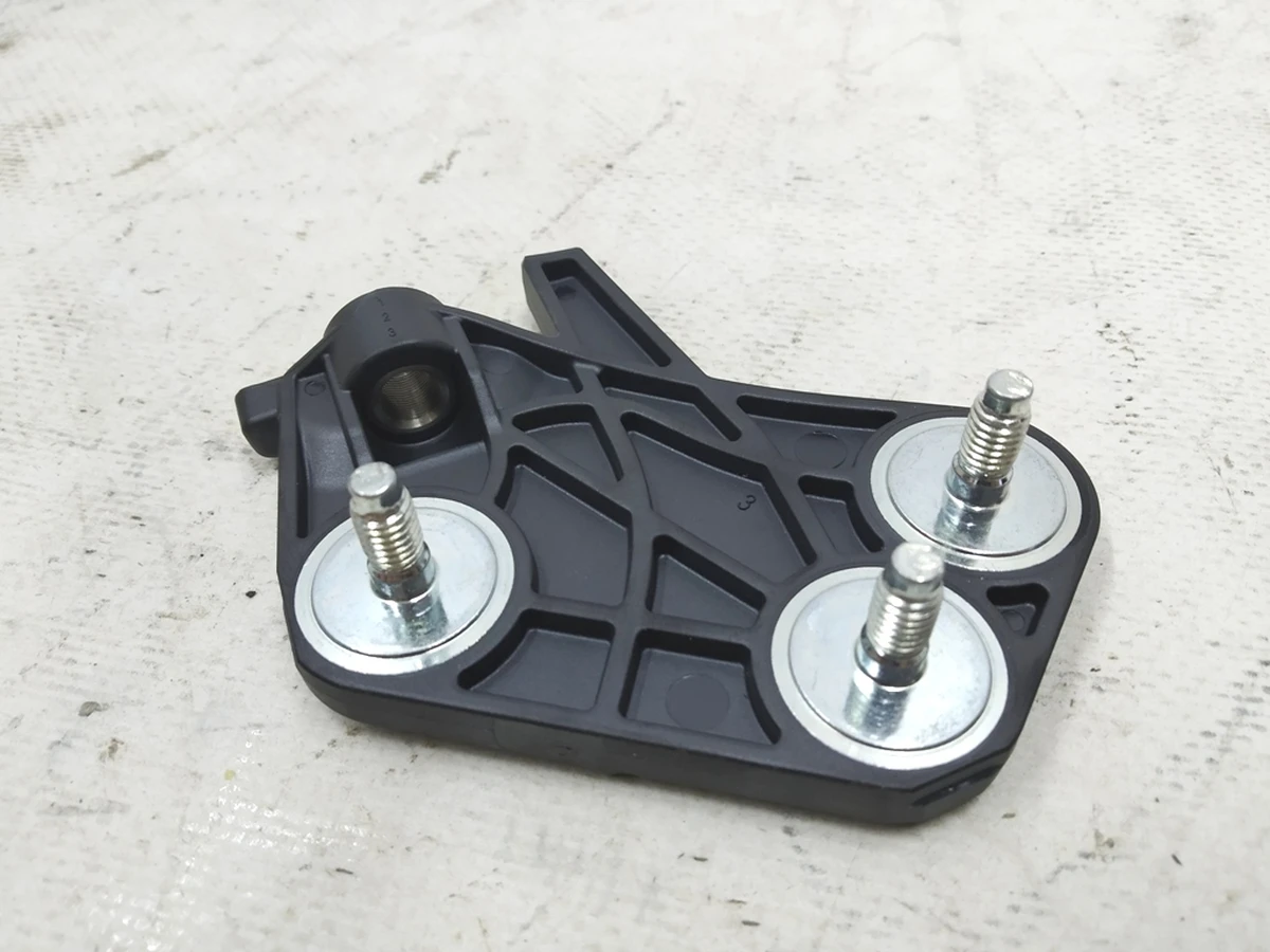 Кронштейн зовнішній лівий Audi E-tron 4M1857745