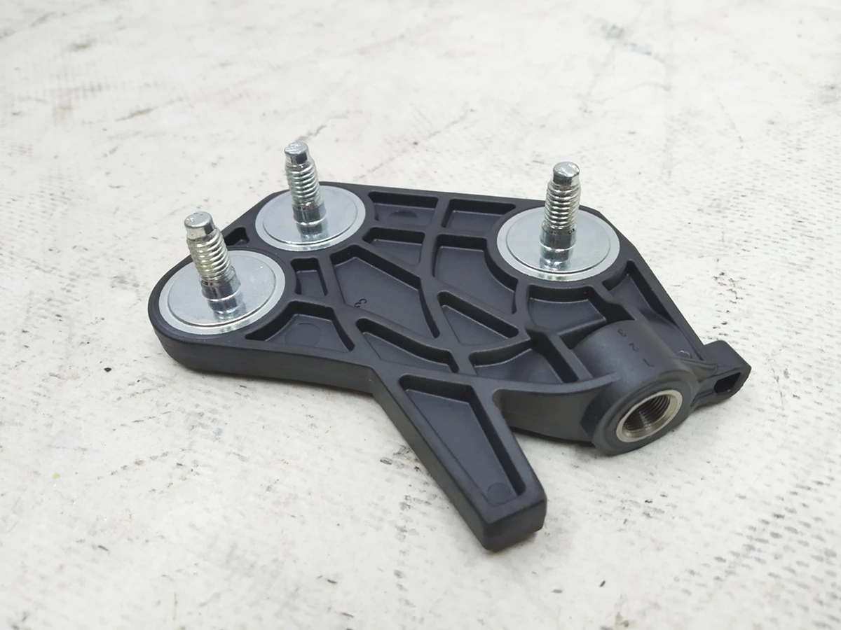 Кронштейн зовнішній лівий Audi E-tron 4M1857745