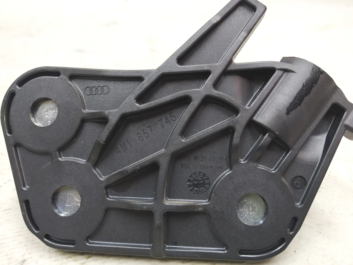 Кронштейн зовнішній лівий Audi E-tron 4M1857745