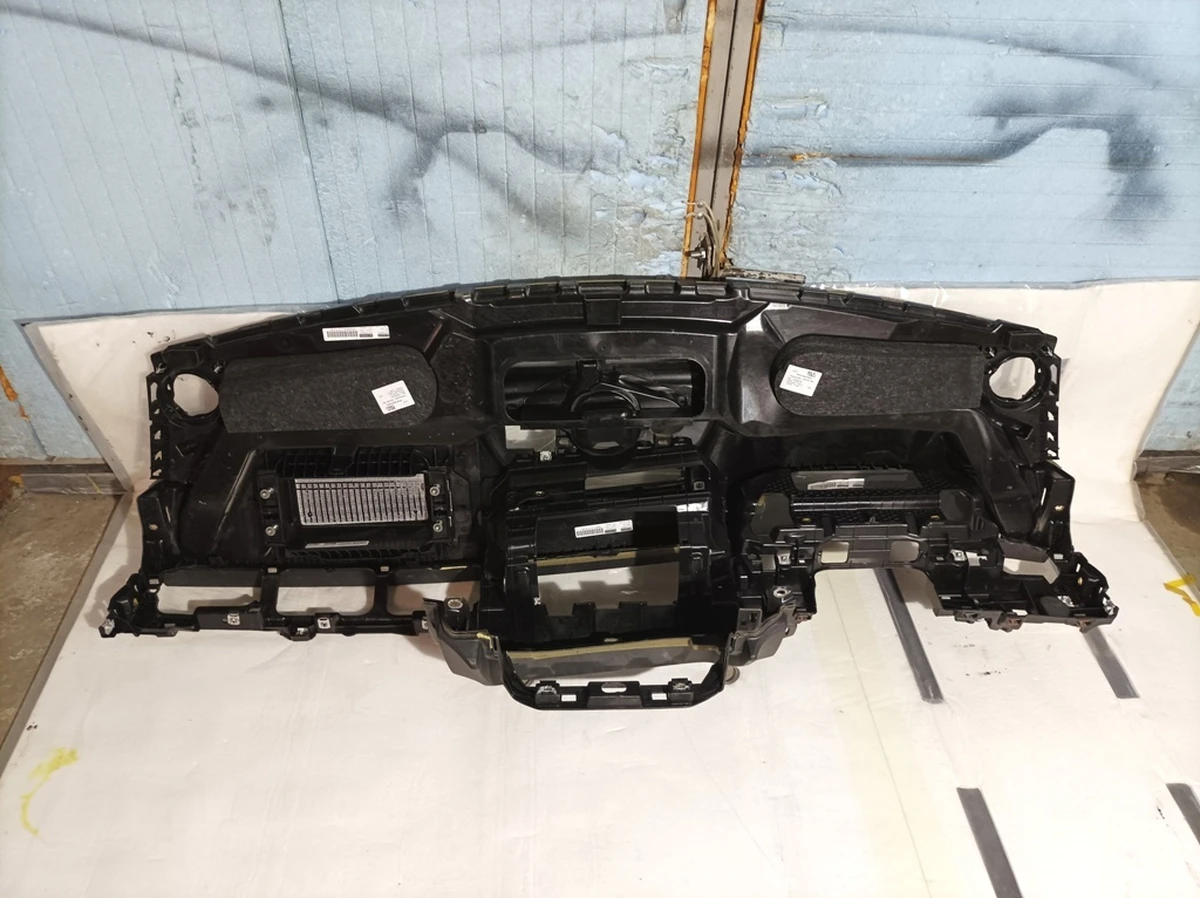 Панель приладів з повітроводом (торпедо) Audi Q7 4M1857001AB