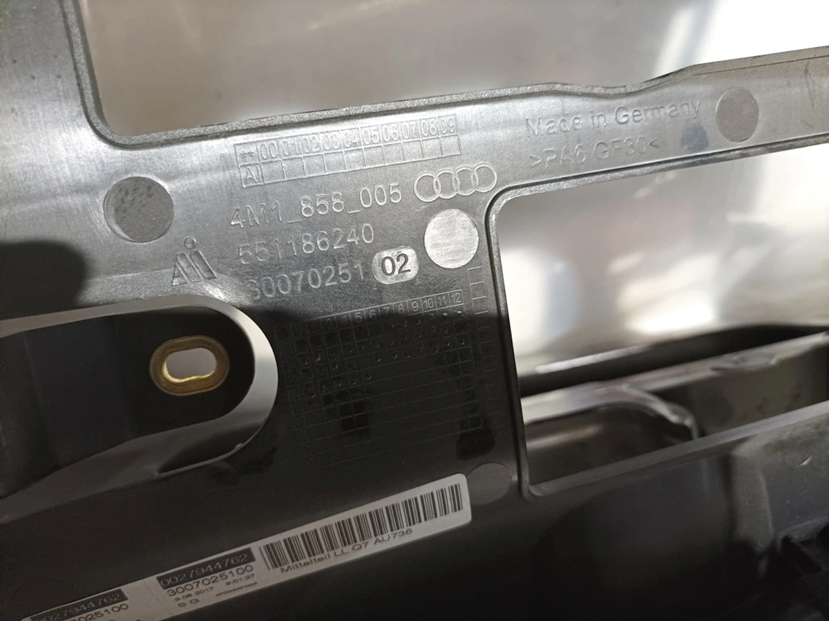 Панель приладів з повітроводом (торпедо) Audi Q7 4M1857001AB