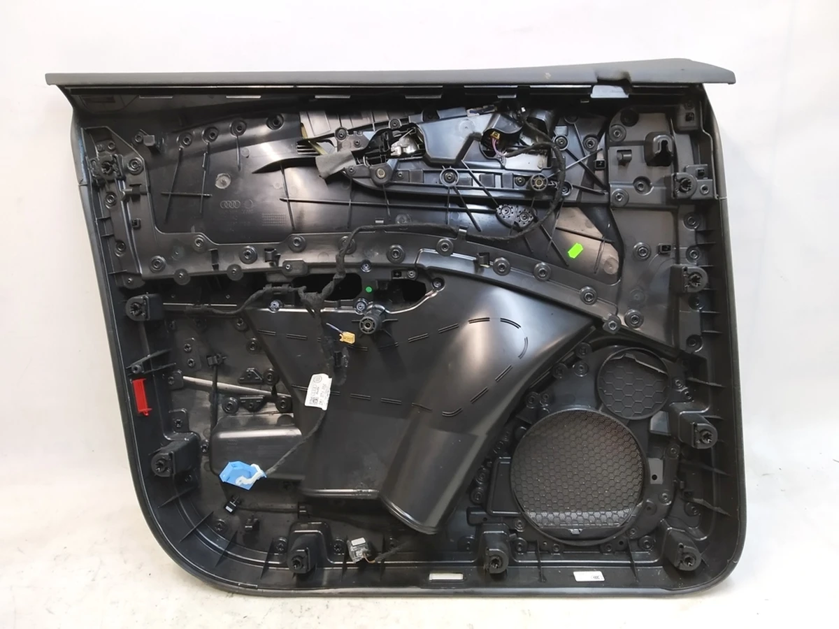 Карта дверей передньої правої (штучна шкіра) у зборі без динаміка Audi Q7 4M0867104B