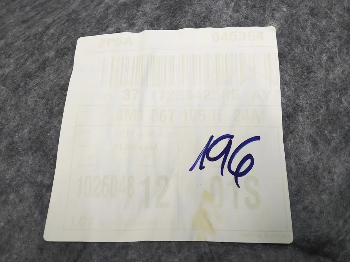 Карта дверей передньої правої (штучна шкіра) у зборі без динаміка Audi Q7 4M0867104B