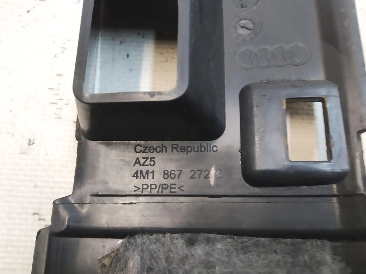 Облицювання стійки А нижня права Audi Q7 4M1867272C