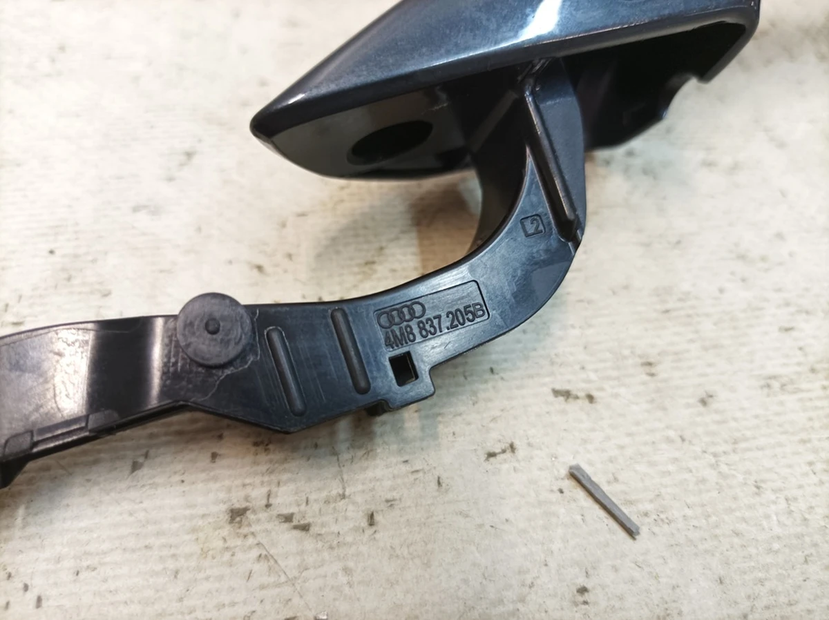 Ручка дверей передньої задньої зовнішня ліва з пошкодженням LX7L Audi E-tron 4M8837205B