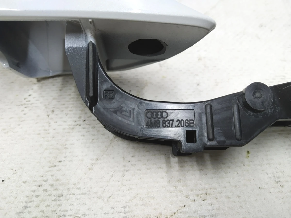 Ручка дверей зовнішня передня задня права S9R gletscherweiss Audi E-tron 4M8837206B