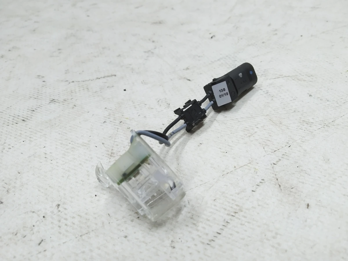 Фонарь рассеянного освещения ручки двери передней задней наружной правой Audi E-tron 4M8947134