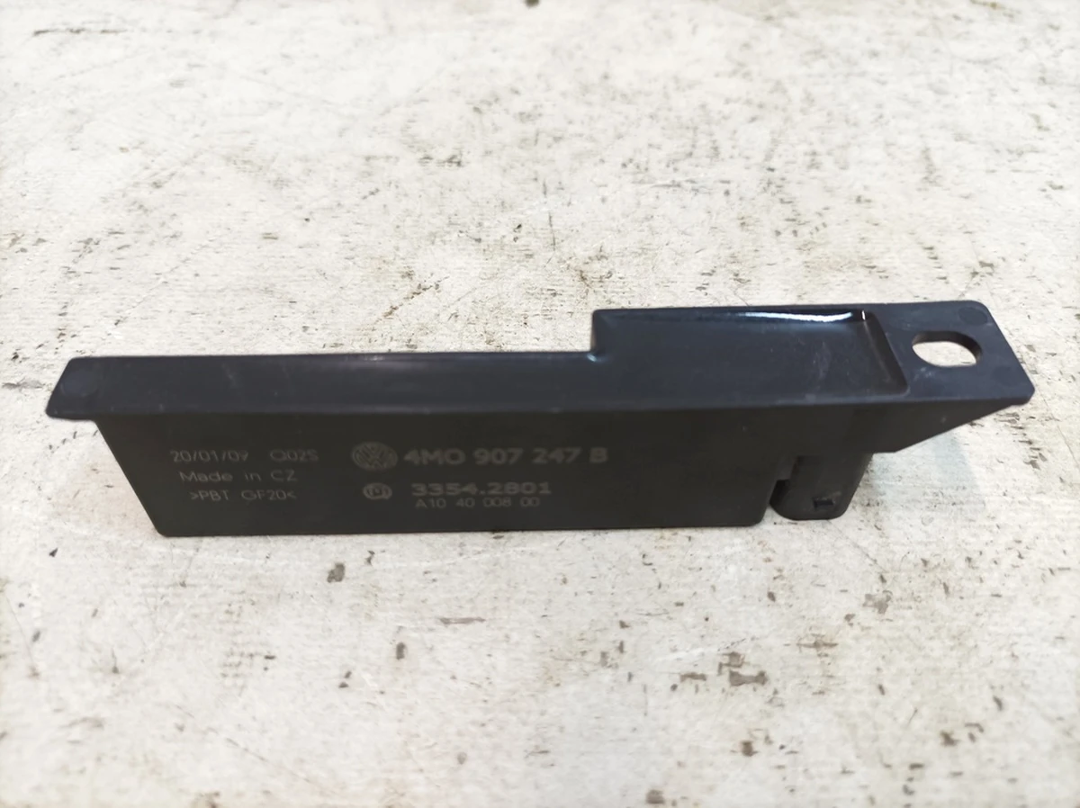 Антена системи санкційного доступу та пуску двигуна (KESSY) Porsche Taycan 4MO907247B