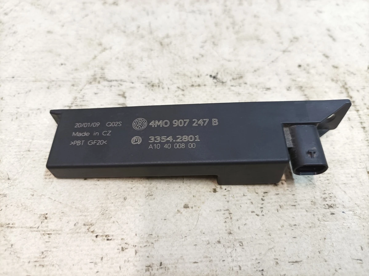 Антена системи санкційного доступу та пуску двигуна (KESSY) Porsche Taycan 4MO907247B