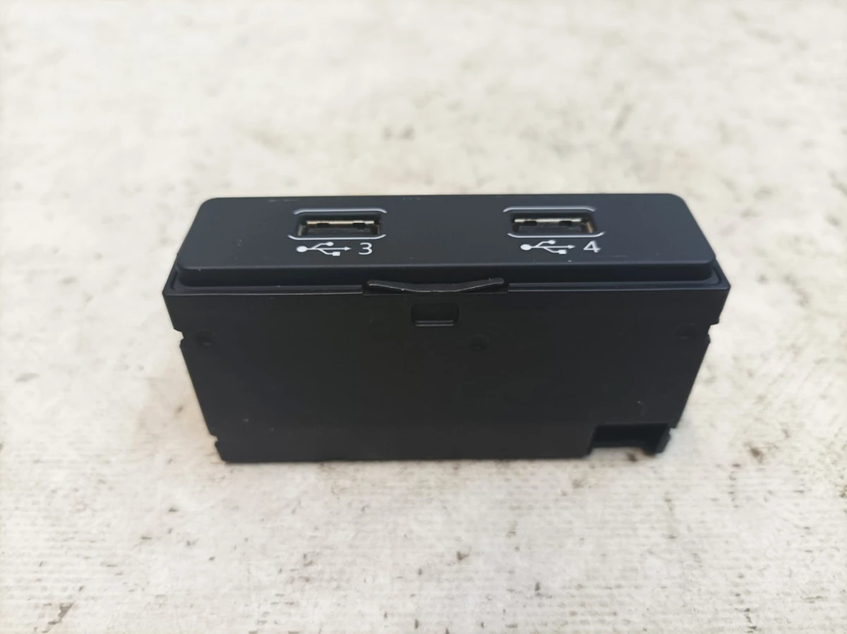 Роз'єм для підключення зовнішніх аудіоджерел (USB Hub) з пошкодженням Audi A7 4N0035722