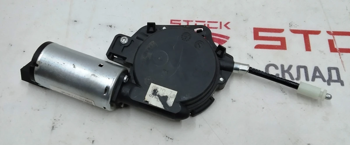 3 Електродвигун розблок. хутро. переміщ. (Салазок) подвійного лівого сидіння 2-го ряду в зборі з кронш. кріп. Tesla model X 1108744-00-D