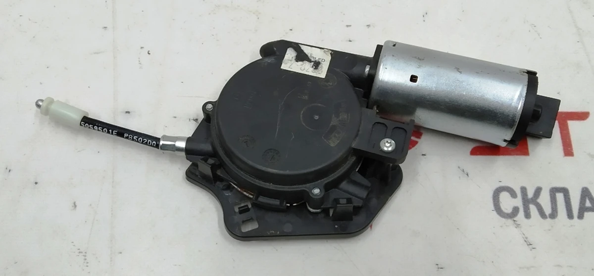 3 Електродвигун розблок. хутро. переміщ. (Салазок) подвійного лівого сидіння 2-го ряду в зборі з кронш. кріп. Tesla model X 1108744-00-D