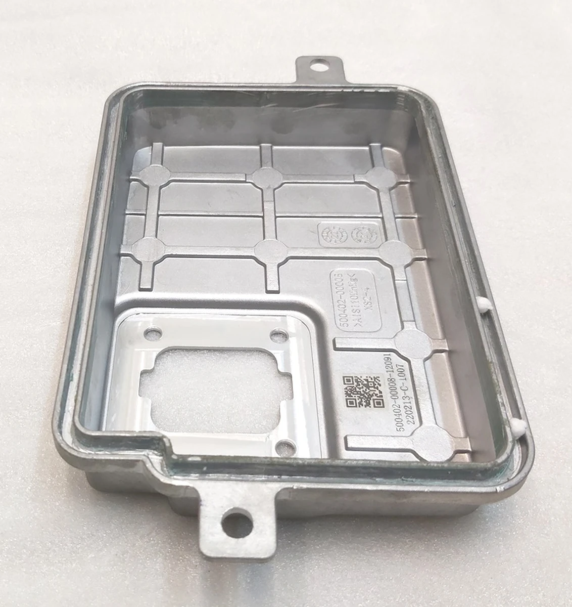 1 Кришка верхня АКБ 16V (12V) LI-ION Tesla model S Feb 2021, model X Mar 2021, model 3, model 3 Jan 2024, model Y 1598486-00-D