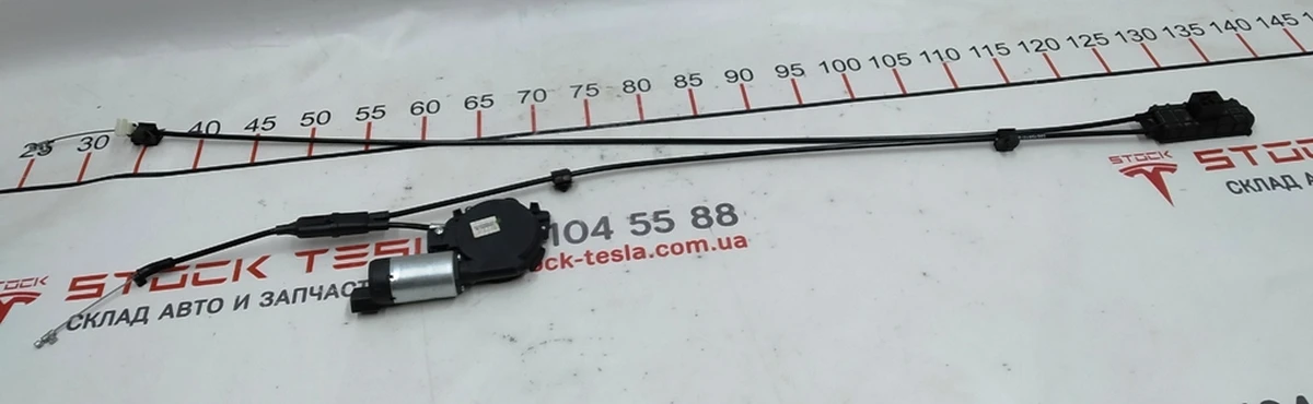 4 Електродвигун допоміг. розблокування. спинки подвійного лівого сидіння 2-го ряду у зборі з кронш. кріп. та тросиками Tesla model X 1135411-00-C