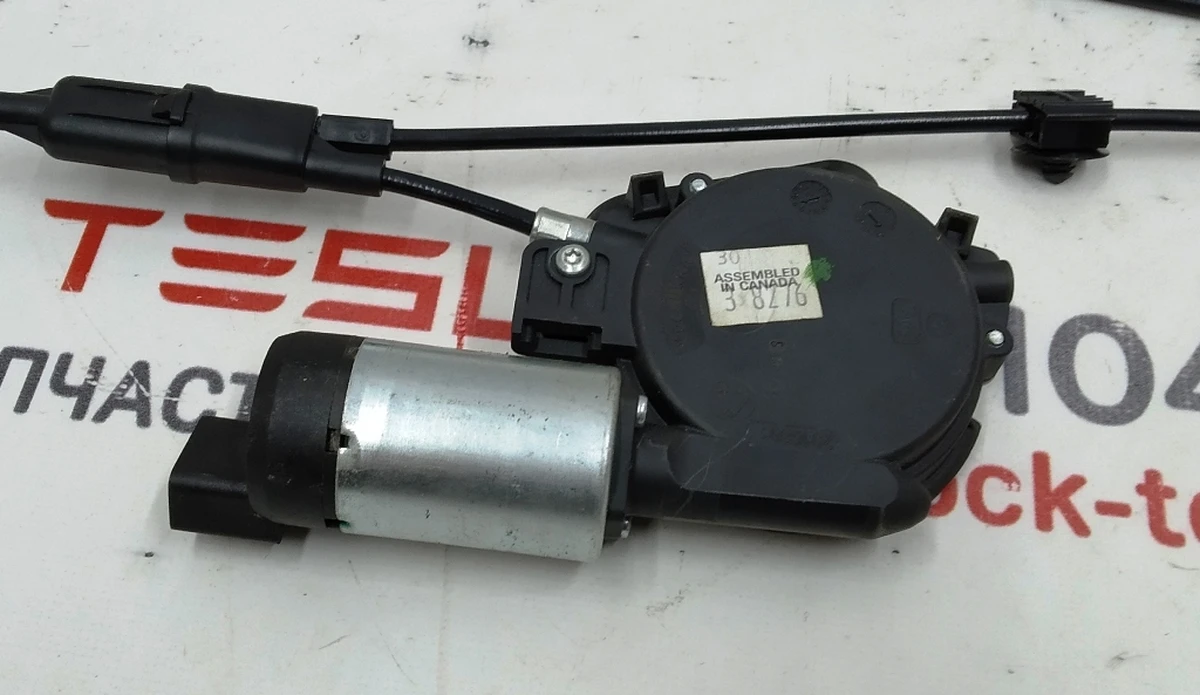 4 Електродвигун допоміг. розблокування. спинки подвійного лівого сидіння 2-го ряду у зборі з кронш. кріп. та тросиками Tesla model X 1135411-00-C