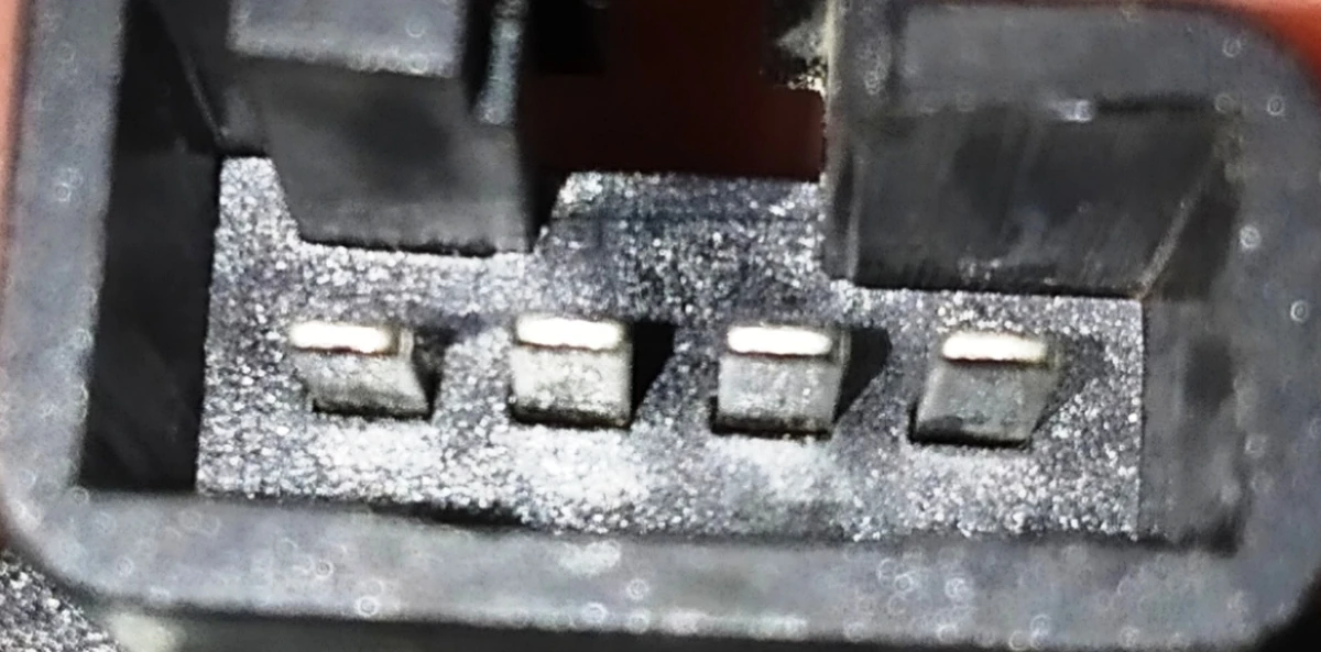 4 Електродвигун допоміг. розблокування. спинки подвійного лівого сидіння 2-го ряду у зборі з кронш. кріп. та тросиками Tesla model X 1135411-00-C