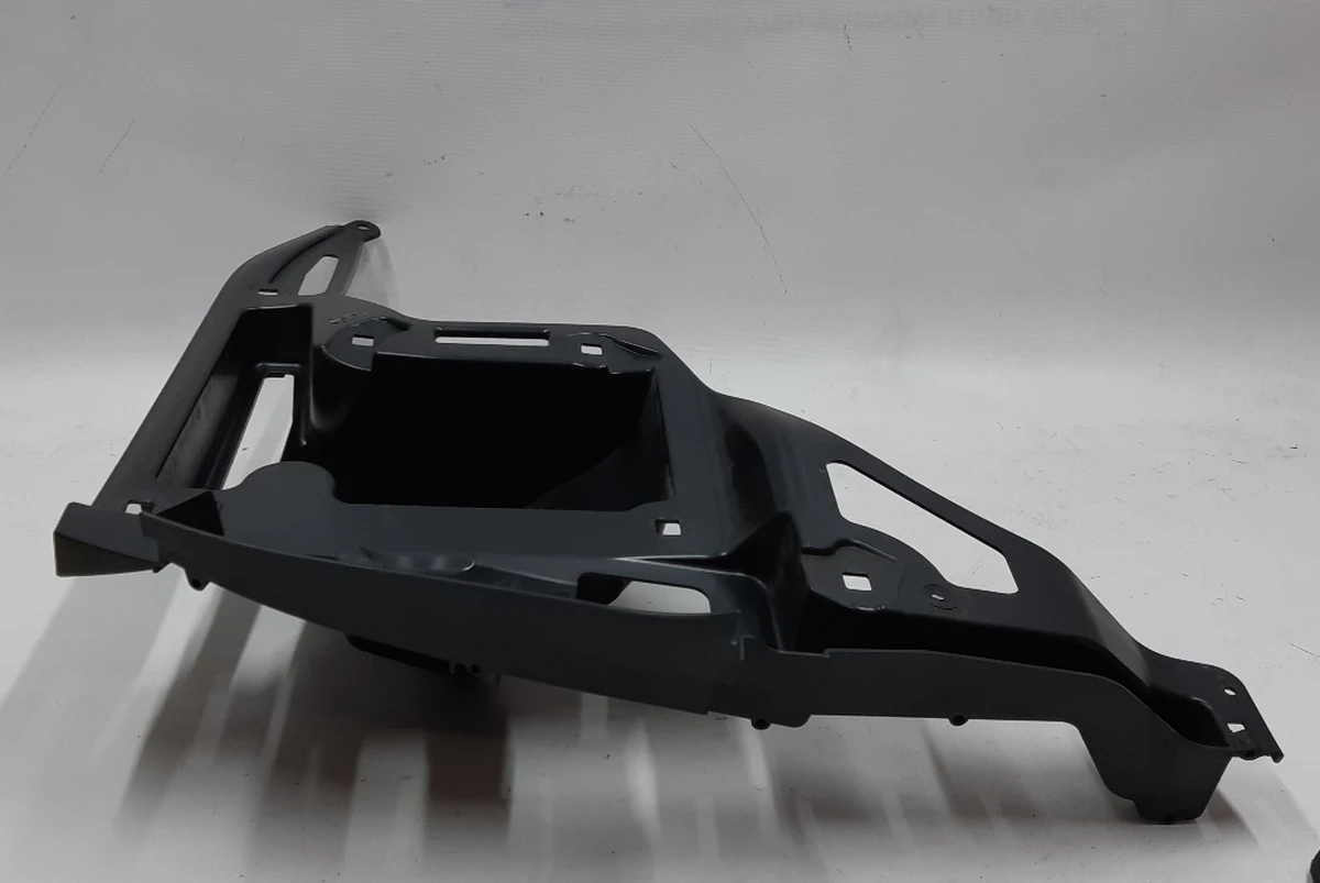 Кронштейн крила заднього лівого вертикальний основний BMW i3 51137296753