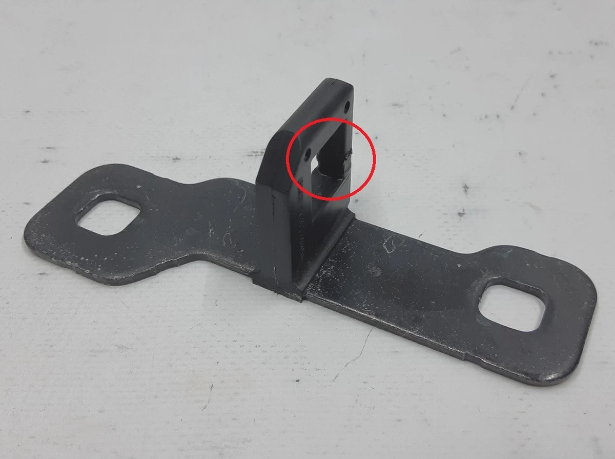 Петля закрытия крышки багажника с повреждением BMW I3 51247248076