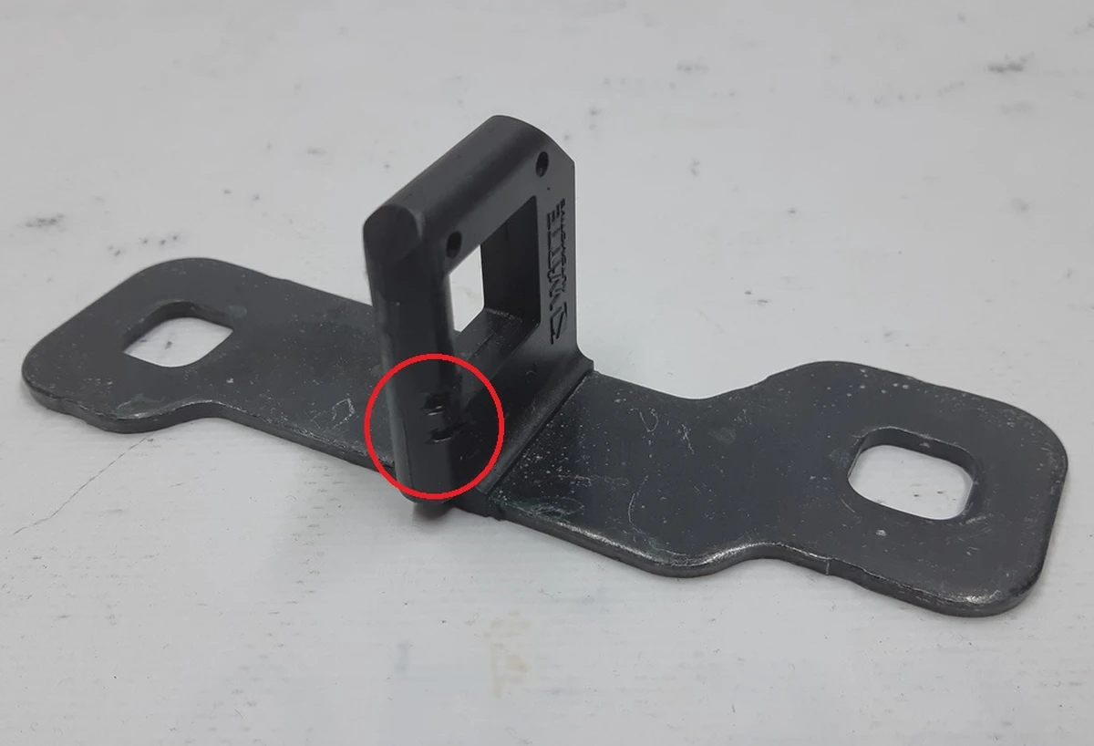 Петля закрытия крышки багажника с повреждением BMW I3 51247248076