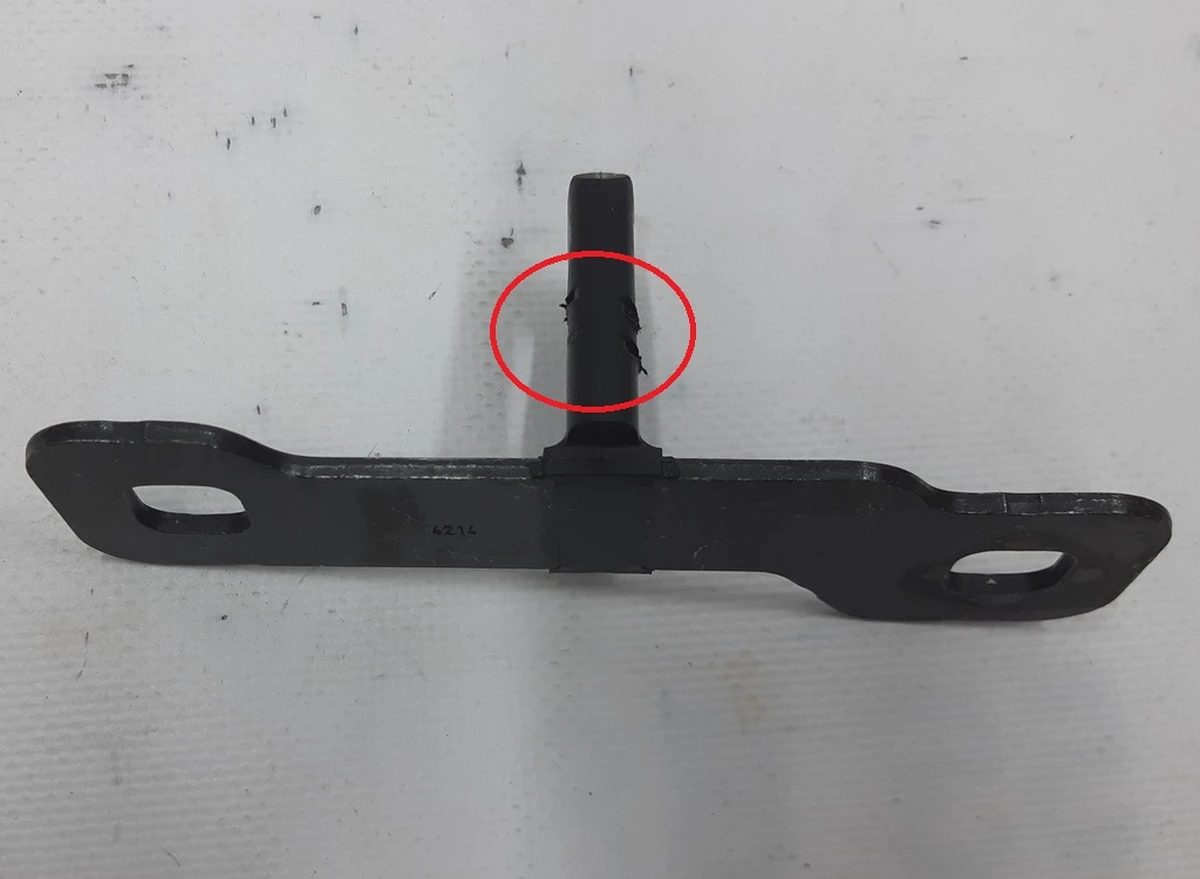 Петля закрытия крышки багажника с повреждением BMW I3 51247248076