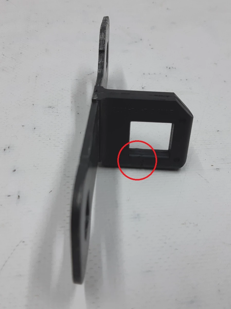 Петля закрытия крышки багажника с повреждением BMW I3 51247248076