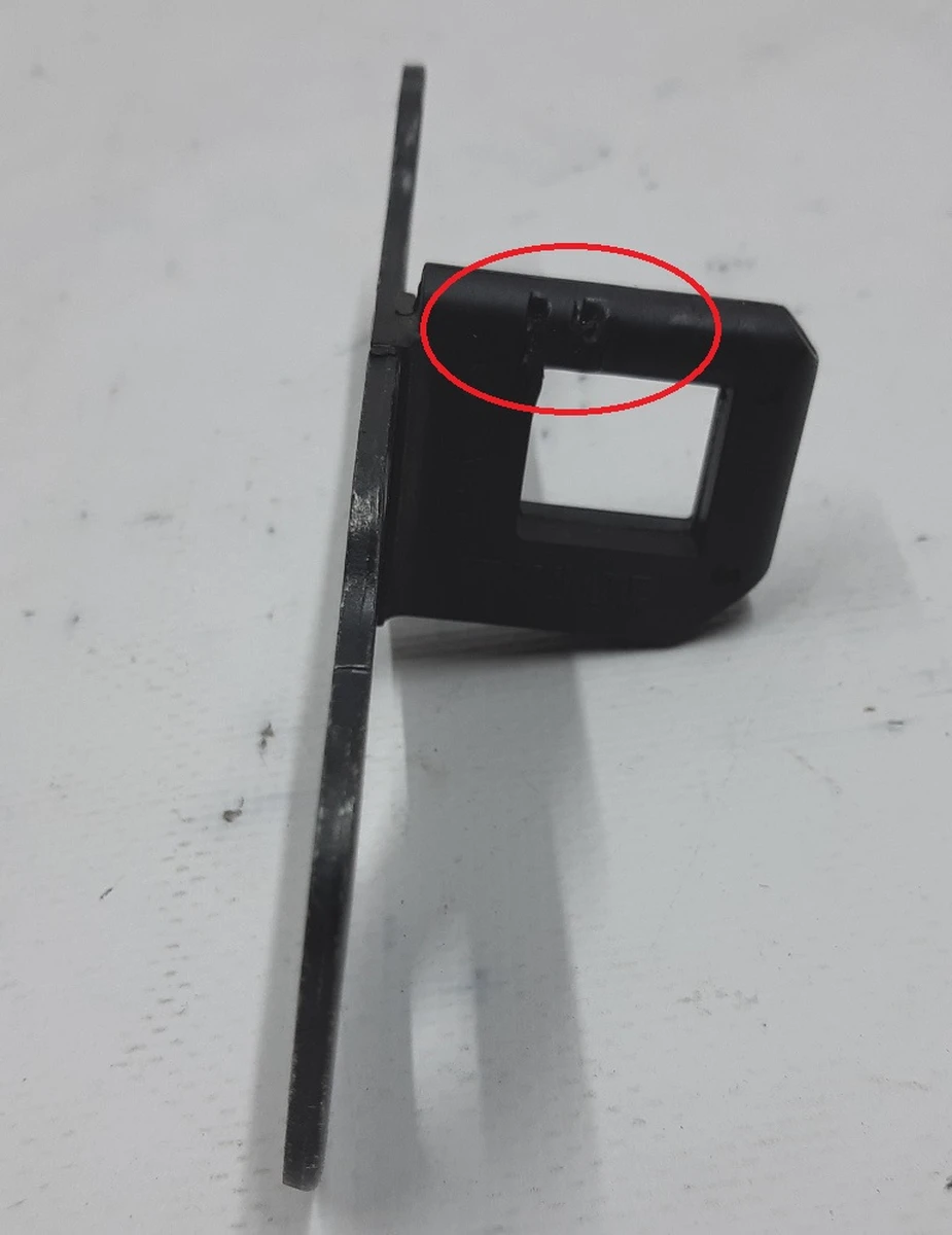 Петля закрытия крышки багажника с повреждением BMW I3 51247248076