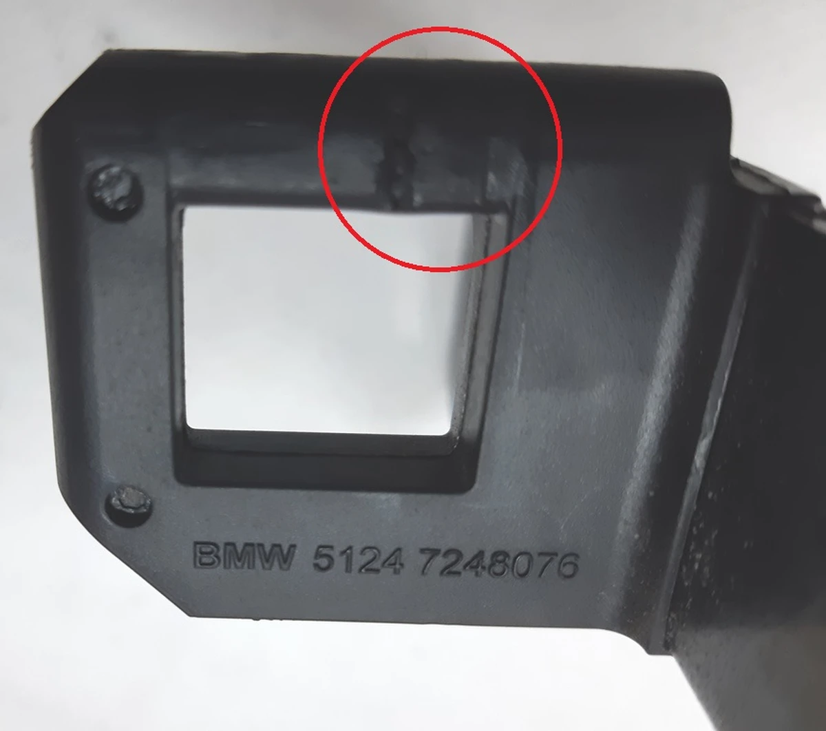 Петля закрытия крышки багажника с повреждением BMW I3 51247248076