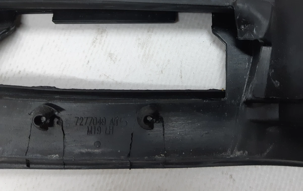 Ущільнювач скла дверей передньої лівої внутрішній BMW I3 51337277049