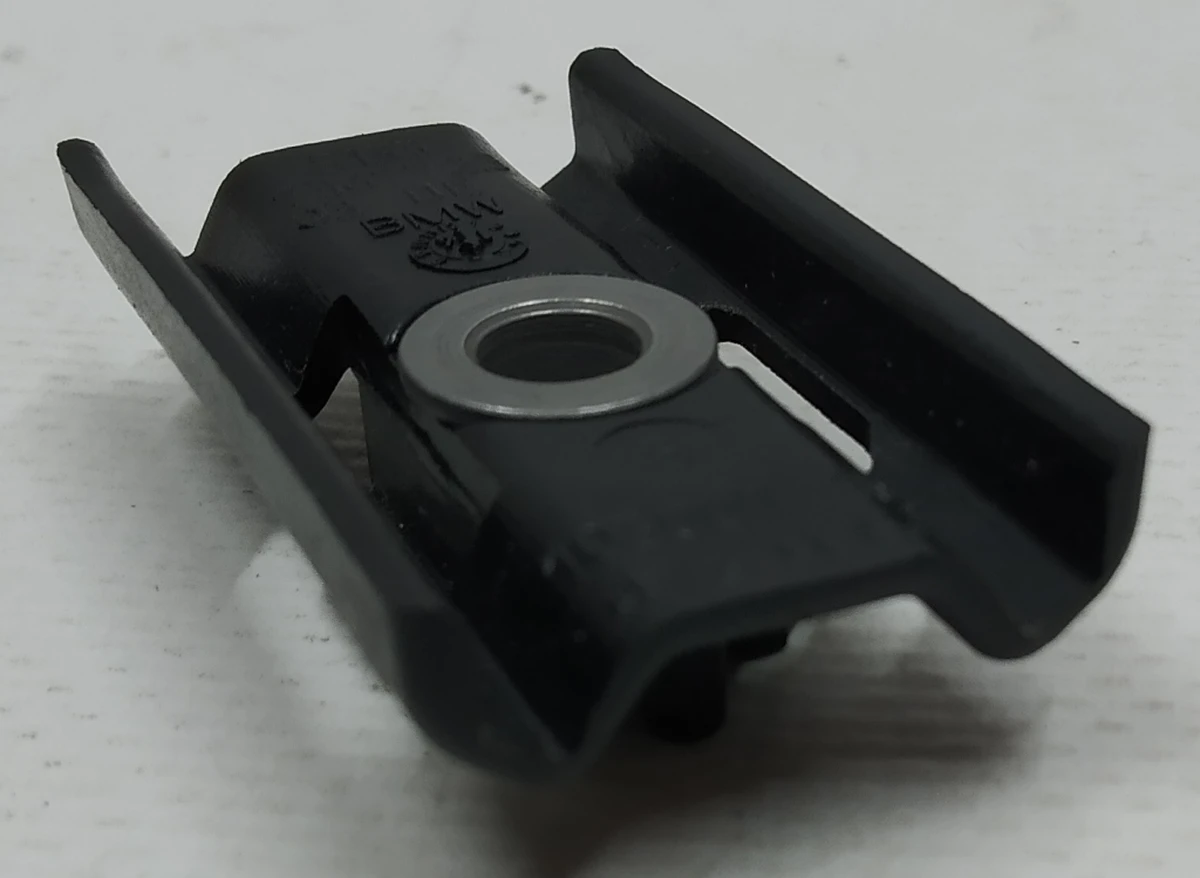 BMW i3 front left / right vents mounting bracket 51337367723