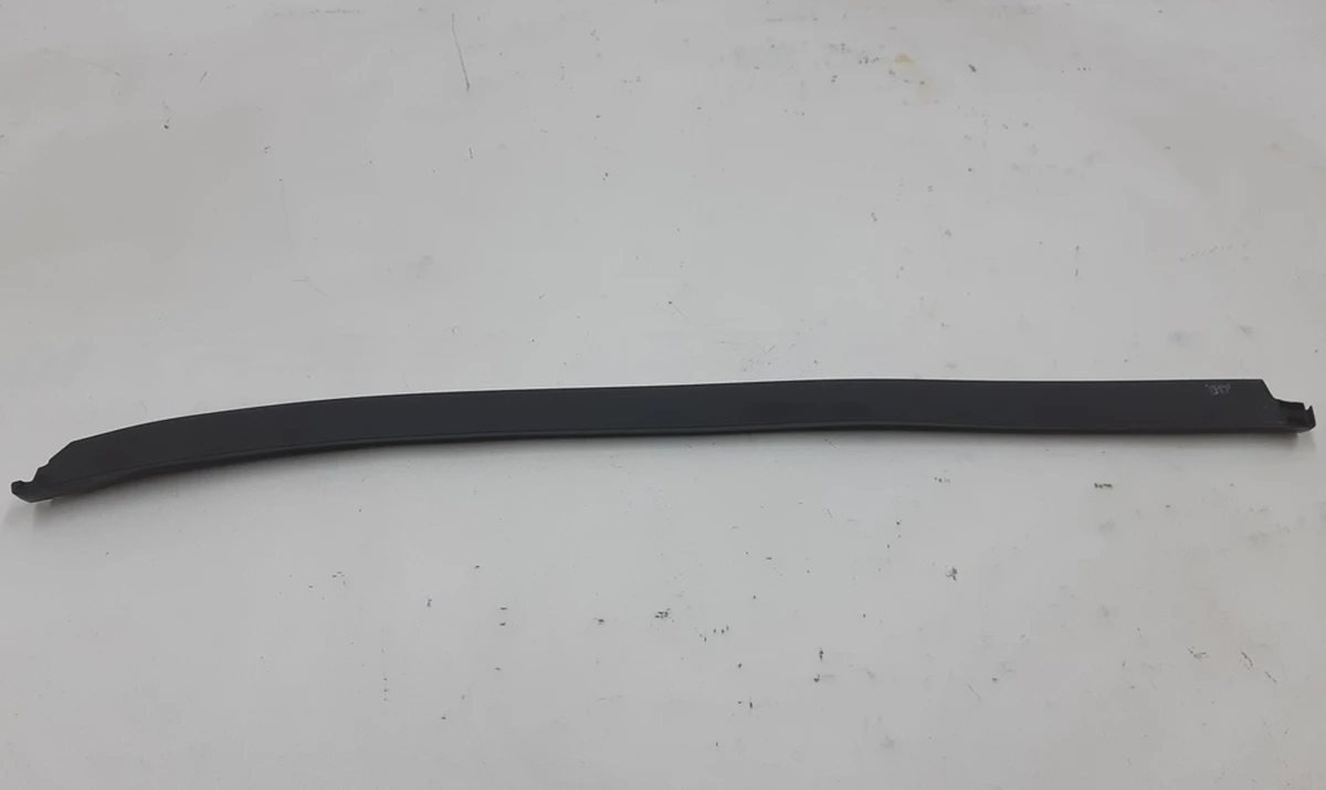 Уплотнитель стекла двери задней правой горизонтальный наружный BMW I3 51357277048