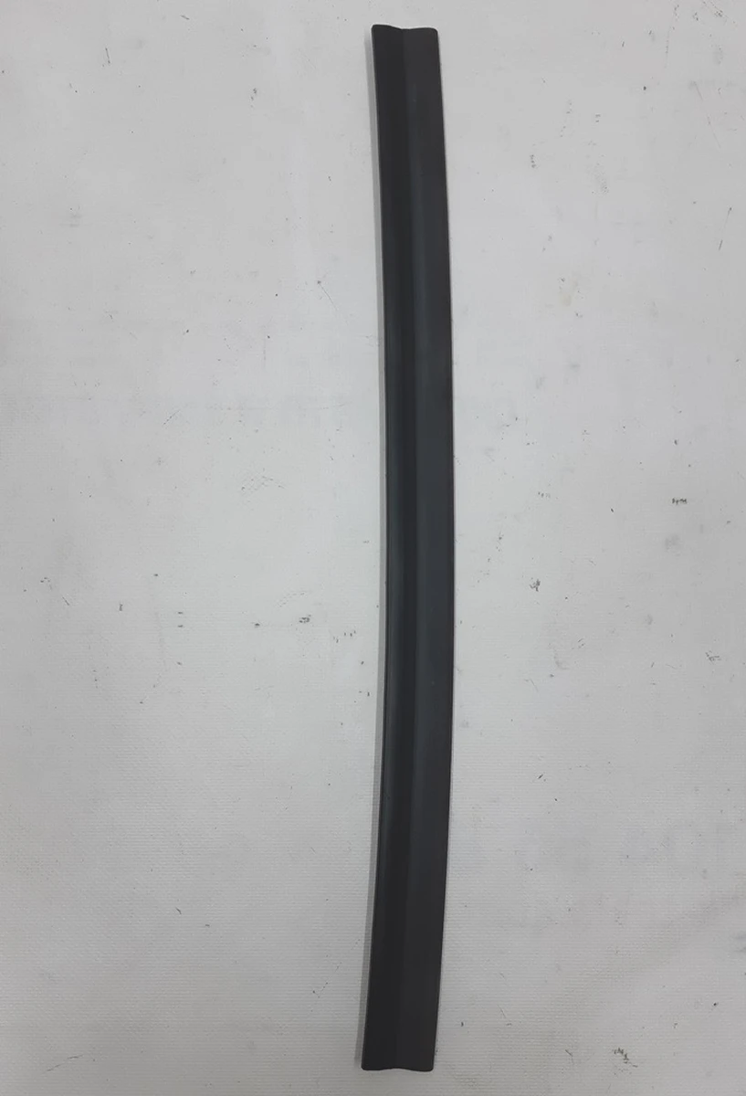 Уплотнитель стекла двери задней правой вертикальный наружный BMW I3 51357453370