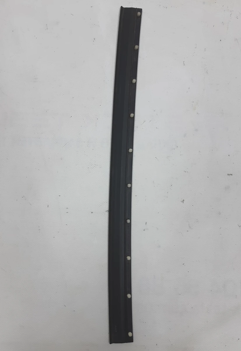 Уплотнитель стекла двери задней правой вертикальный наружный BMW I3 51357453370