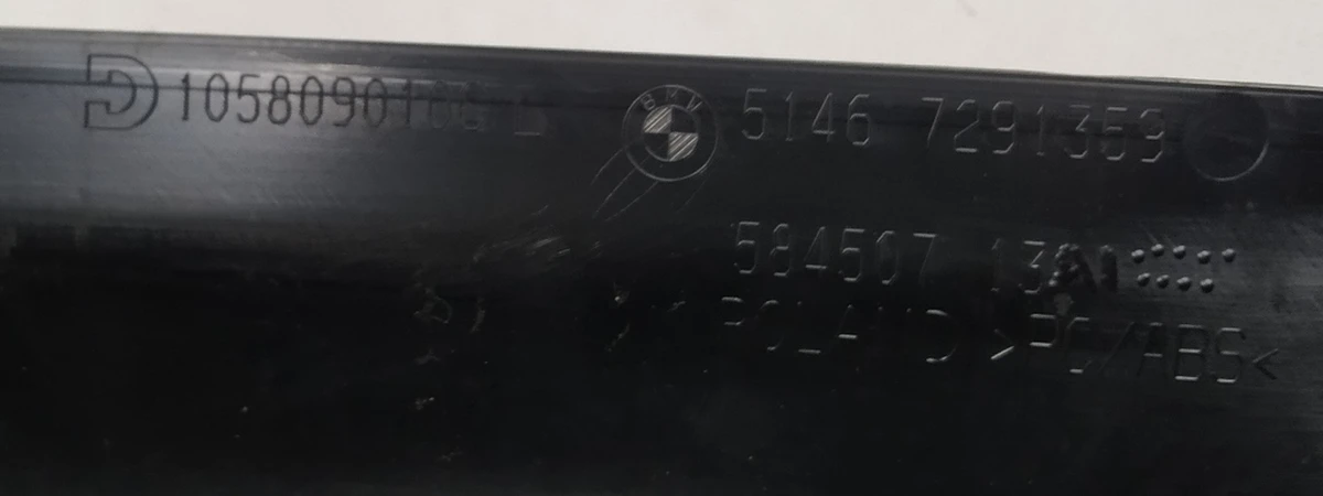 Облицовка багажника боковая верхняя левая в сборе со скобой ремня безопасности BMW I3 51467291359