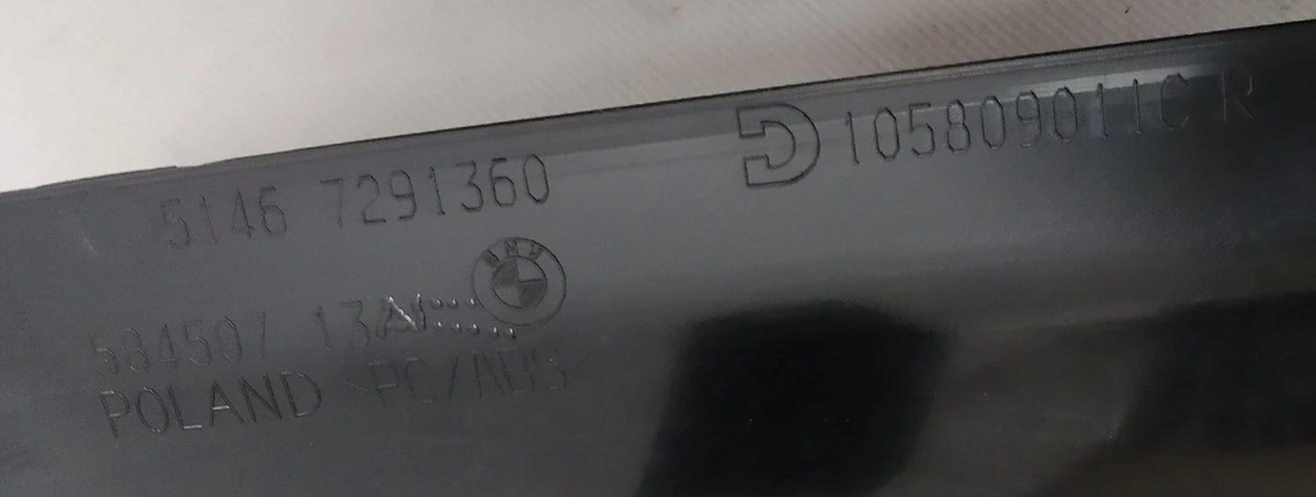 Облицювання багажника бічна верхня права в зборі зі скобою ременя безпеки BMW I3 51467291360