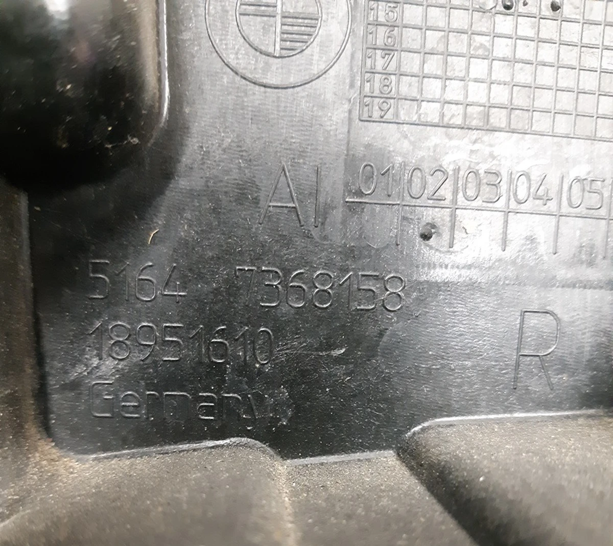 Кронштейн кріплення крила переднього правого верхній BMW I3 51647368158