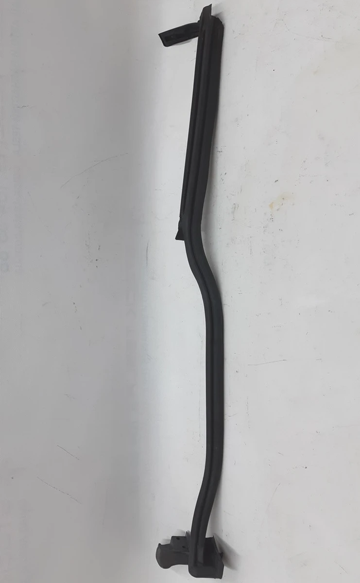 Ущільнювач скла двері задньої правої вертикальний передній BMW I3 51767277060