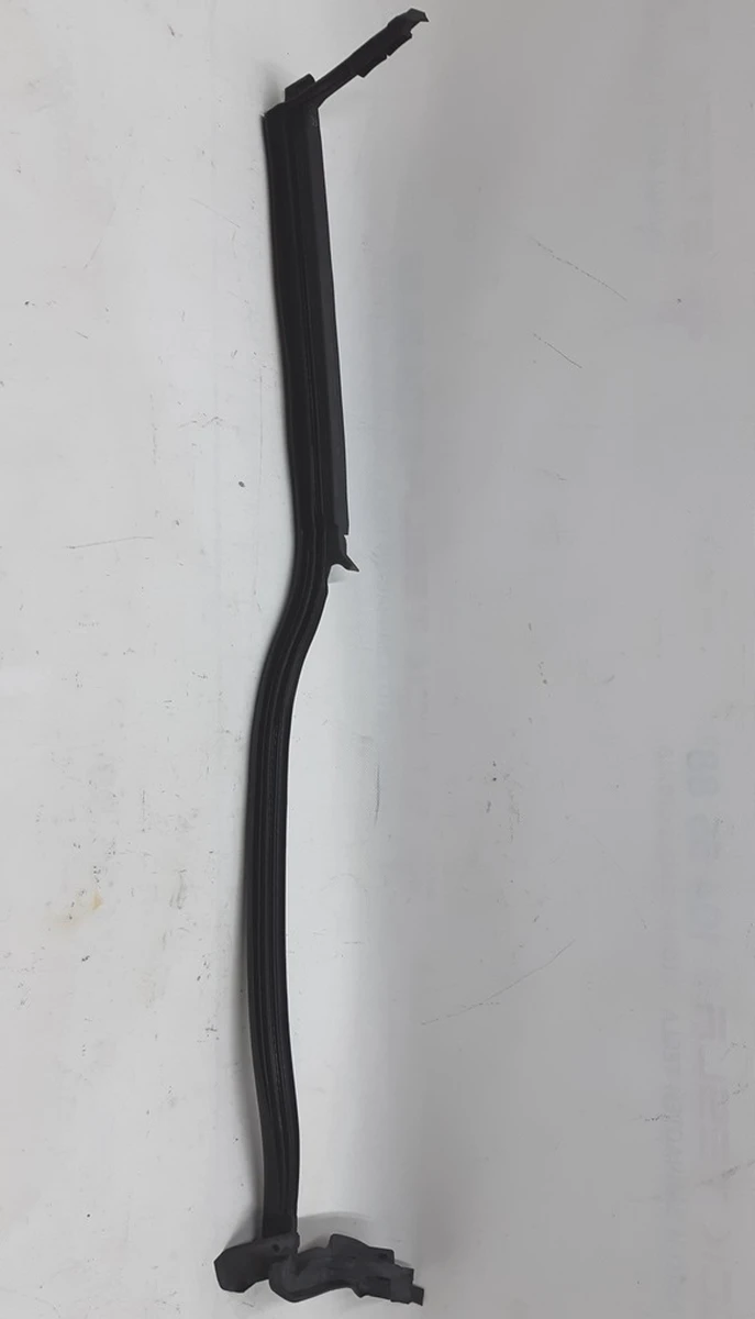 Ущільнювач скла двері задньої правої вертикальний передній BMW I3 51767277060