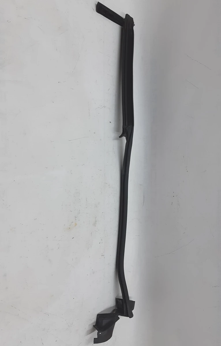 Ущільнювач скла двері задньої правої вертикальний передній BMW I3 51767277060