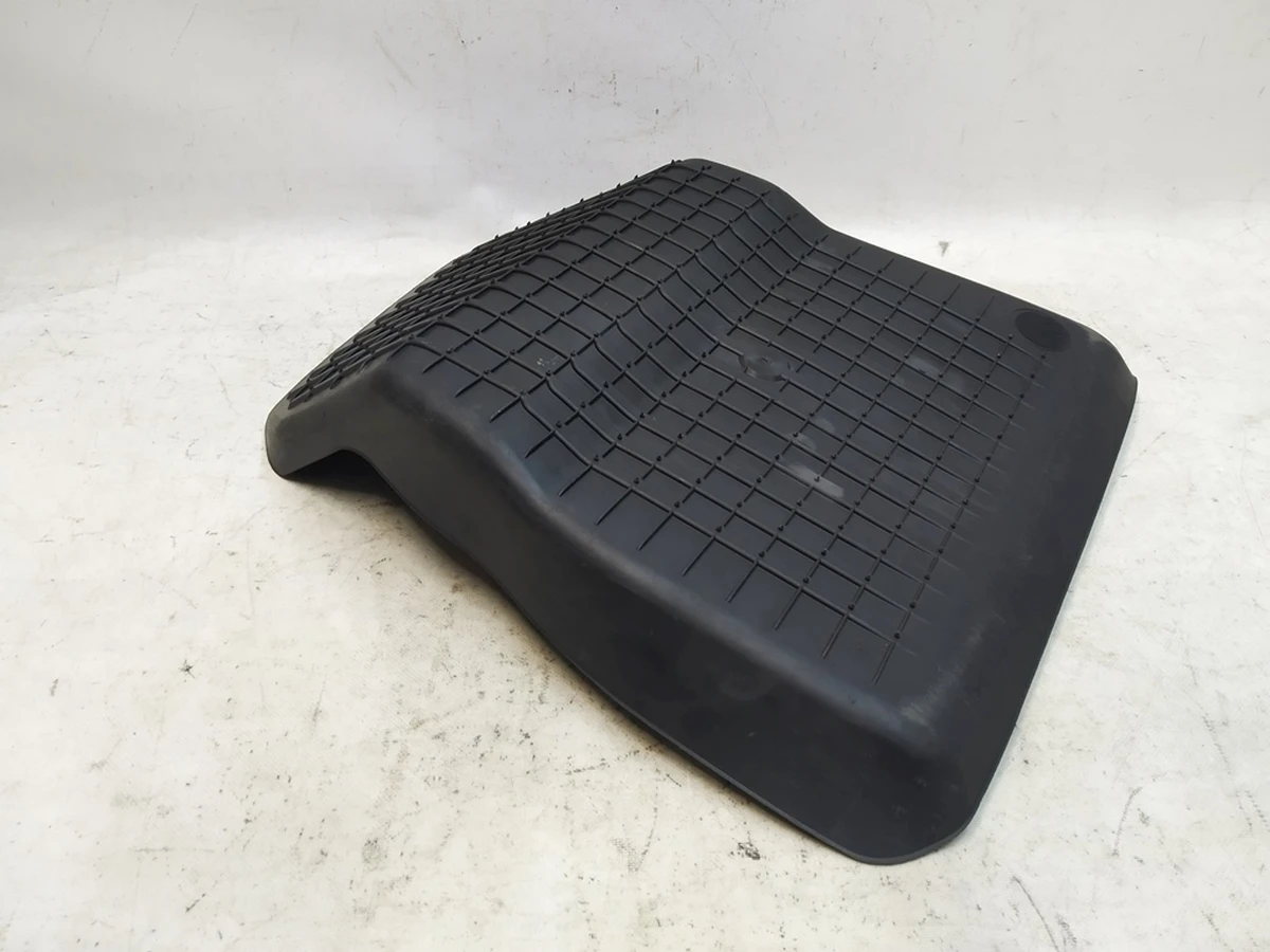 Килимок гумовий правий Tesla model Y 5610