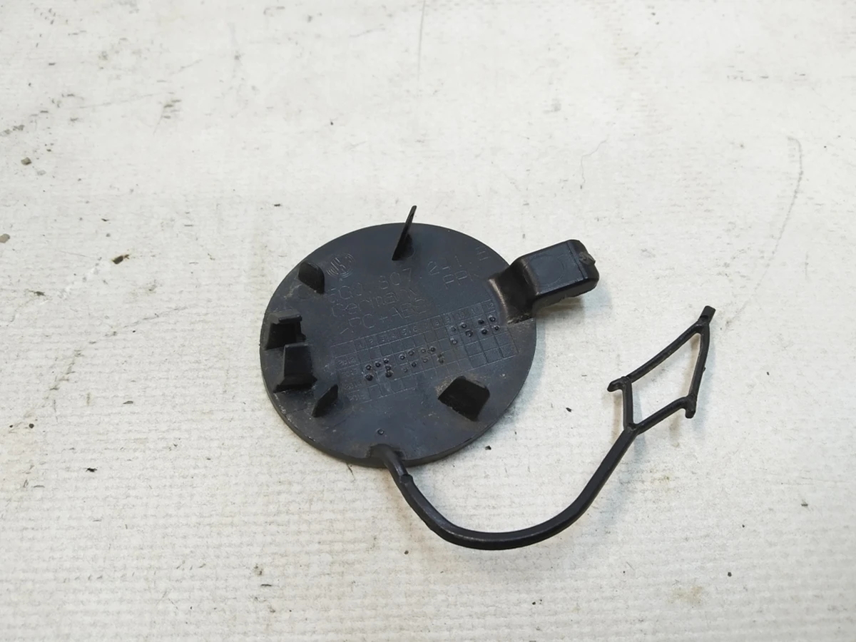 Cover under the towing hook of the front bumper with damage Volkswagen E-GOLF 5G0807241B